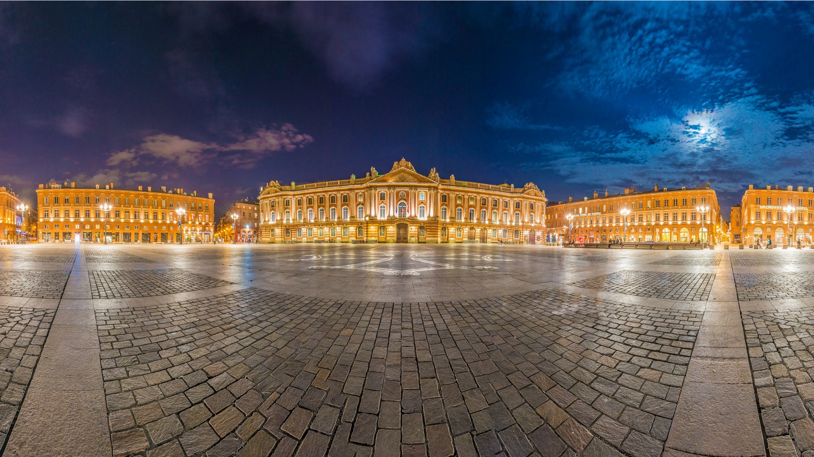 La Place du Capitole et ses nouveaux habits de lumières en photos et