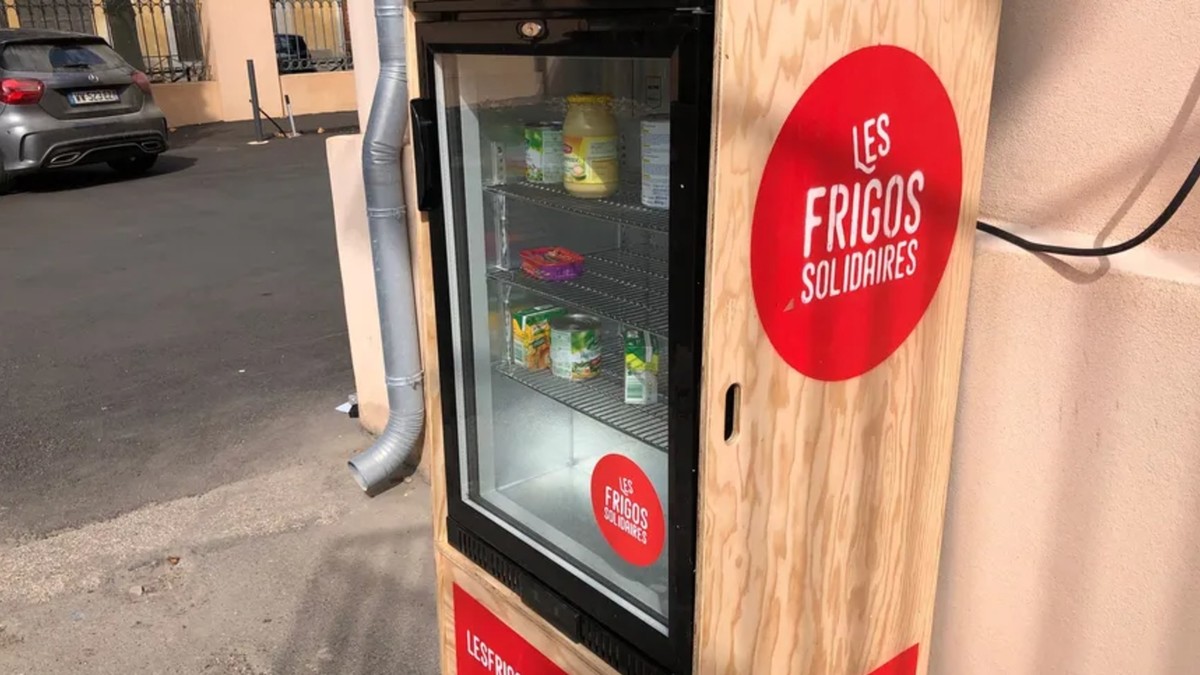 Les Frigos Solidaires Fleurissent Lille Pour Aider Les Plus D Munis