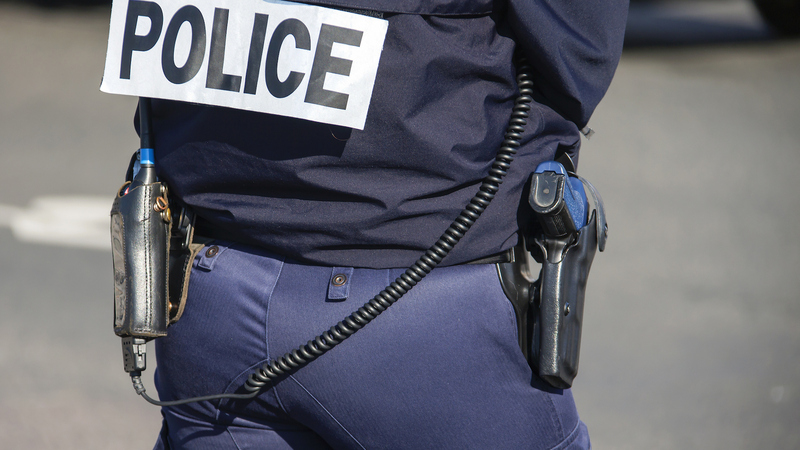 Too bad il montre ses fesses aux policiers son pantalon l empêche de