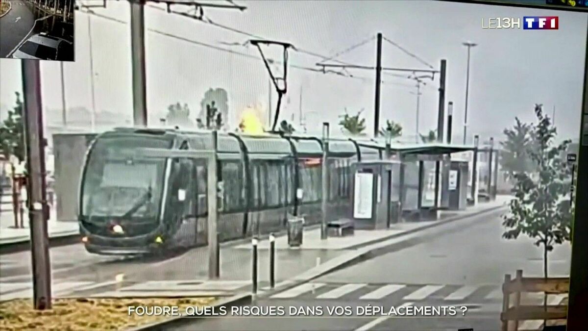 Les images impressionnantes d un tram frappé par la foudre qui prend