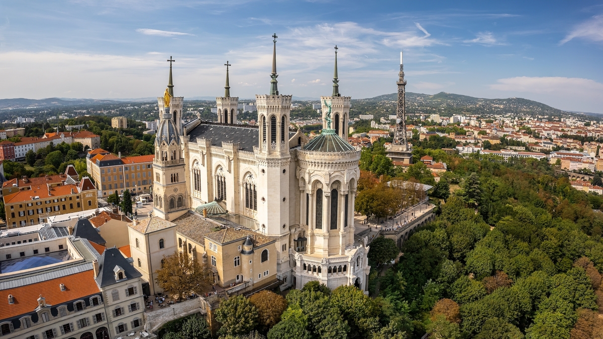 La Basilique De Fourvi Re Pr Sente Des Fissures Graves Et Risque De S