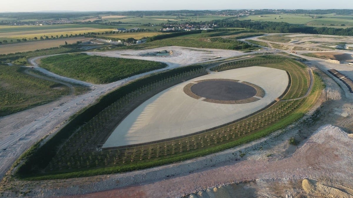 Un Il Monumental De M Tres De Long Deux Pas De Paris Le Bonbon