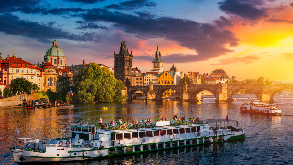 Un Train De Nuit Bruxelles Prague Sur Les Rails Au Printemps Le