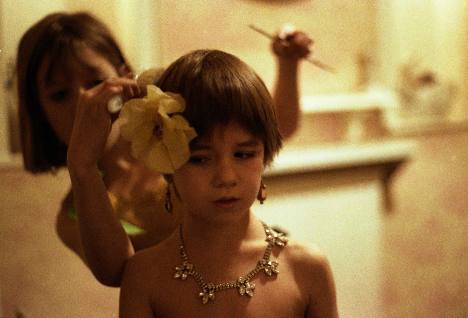  Kate Barry et Charlotte Gainsbourg, 1977 (©ANDREW BIRKIN – LA GALERIE DE L’INSTANT)