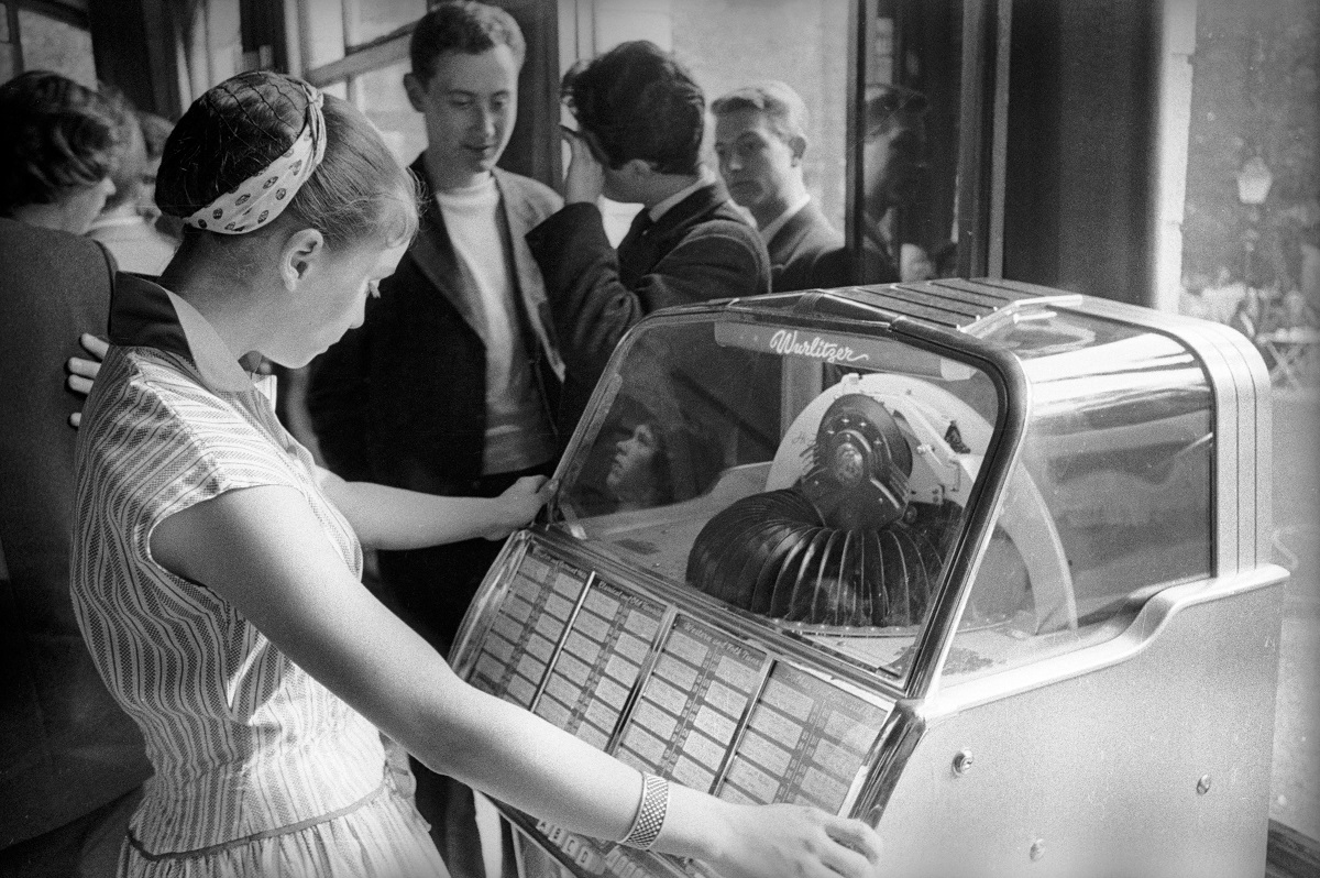 Jeune fille devant un juke-box, 1956. Crédit photo :Bernard Lipnitzki / Roger-Viollet