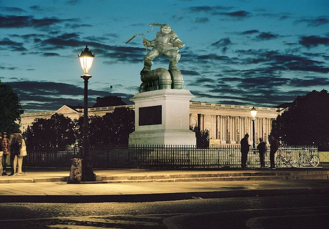 Une statue géante de Batman aperçue à Paris Monuments_01_pizza_eater