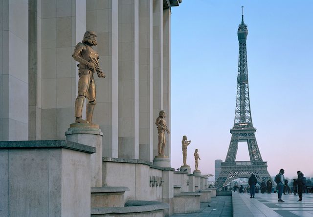 Une statue géante de Batman aperçue à Paris Monuments_06_troops_of_the_empire