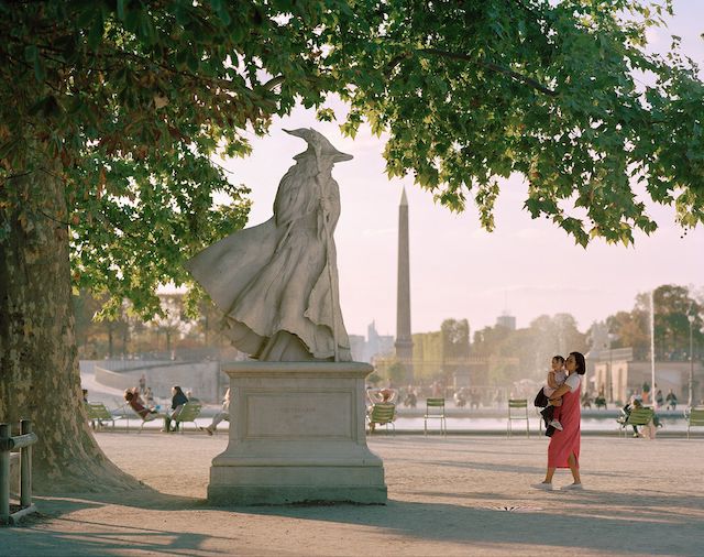 Une statue géante de Batman aperçue à Paris Monuments_12_grey_pilgrim