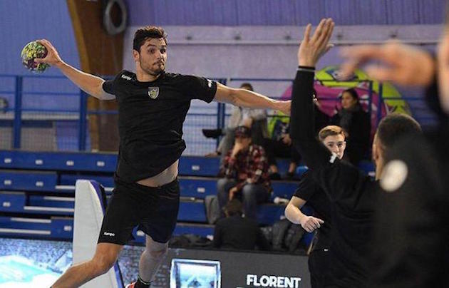 a-aix-manaudou-joue-son-premier-match-officiel-de-handball-sport-florent-marseille-laure-le-bonbon
