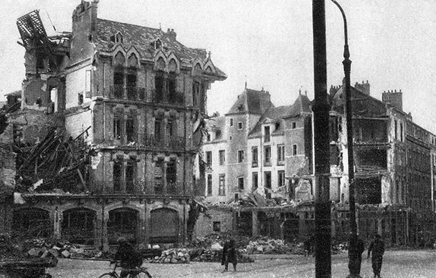 En 1943, Nantes est sous les bombes et de nombreux immeubles sont détruits
