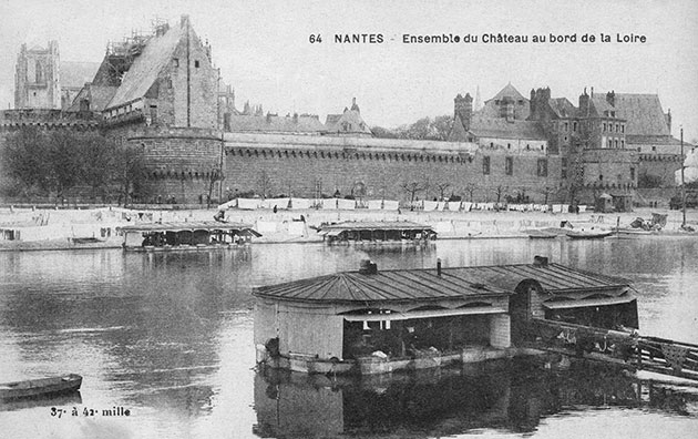 Autrefois, le Château était bordé par la Loire, au niveau de l'actuel miroir d'eau