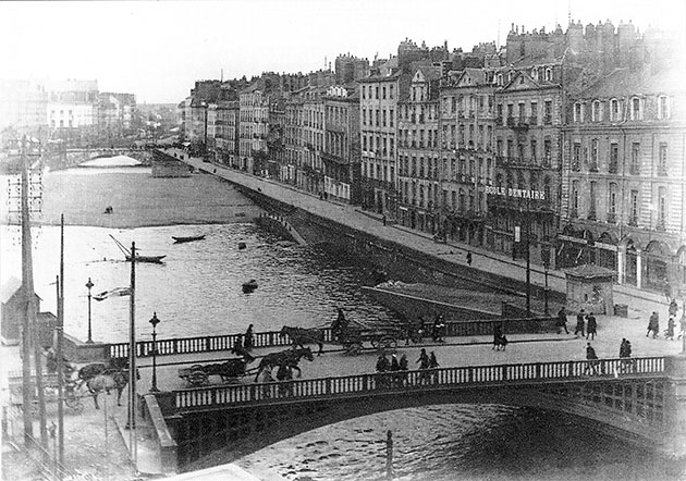 Le comblement de la Loire, bras de la Bourse. Il s'effectue en deux fois, de 1926 à 1928 et de 1938 à 1940.