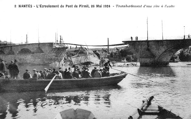 Suite à l'effondrement du Pont de Pirmil en mai 1924, un service de barques est organisé pour traverser la Loire
