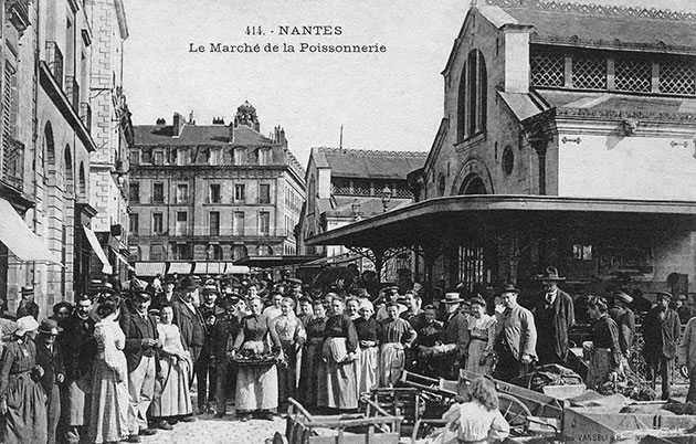 Le marché de la Poissonnerie, construit en bois sur l'île Feydeau, très vite critiqué car il est insalubre