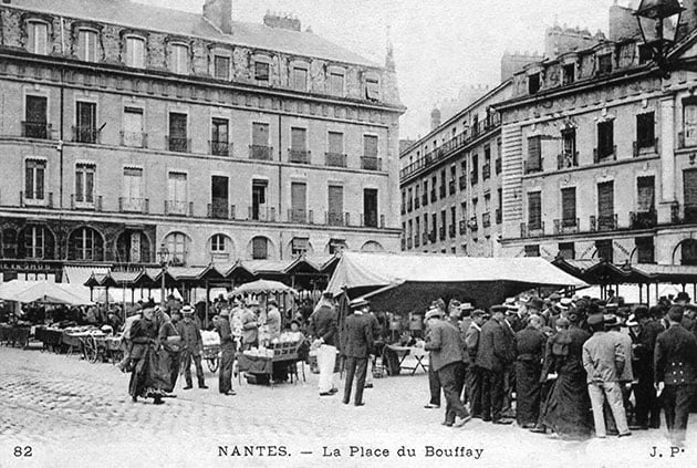 La Place du Bouffay après la démolition du Château du Bouffay et les travaux d'urbanisme. Elle ressemble encore à ça aujourd'hui