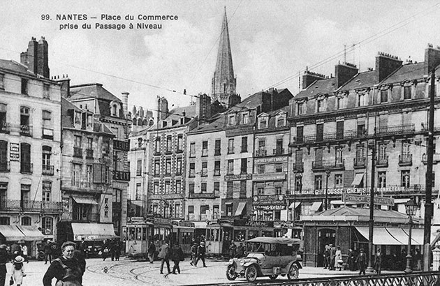 La place du Commerce, autrefois le port au vin. Elle était bordée d'un bras de la Loire