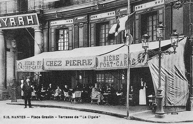 La terrasse de la brasserie La Cigale, place Graslin, ouverte en 1895.