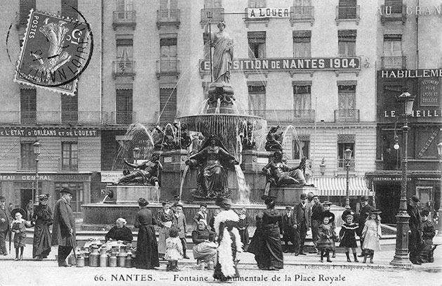 La fontaine monumentale de la Place Royale, inaugurée en 1865, ici vers 1904