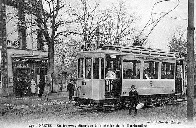 Un tramway électrique à la station Morrhonnière. Le tram est lancé en 1879 mais électrifié plus tard.