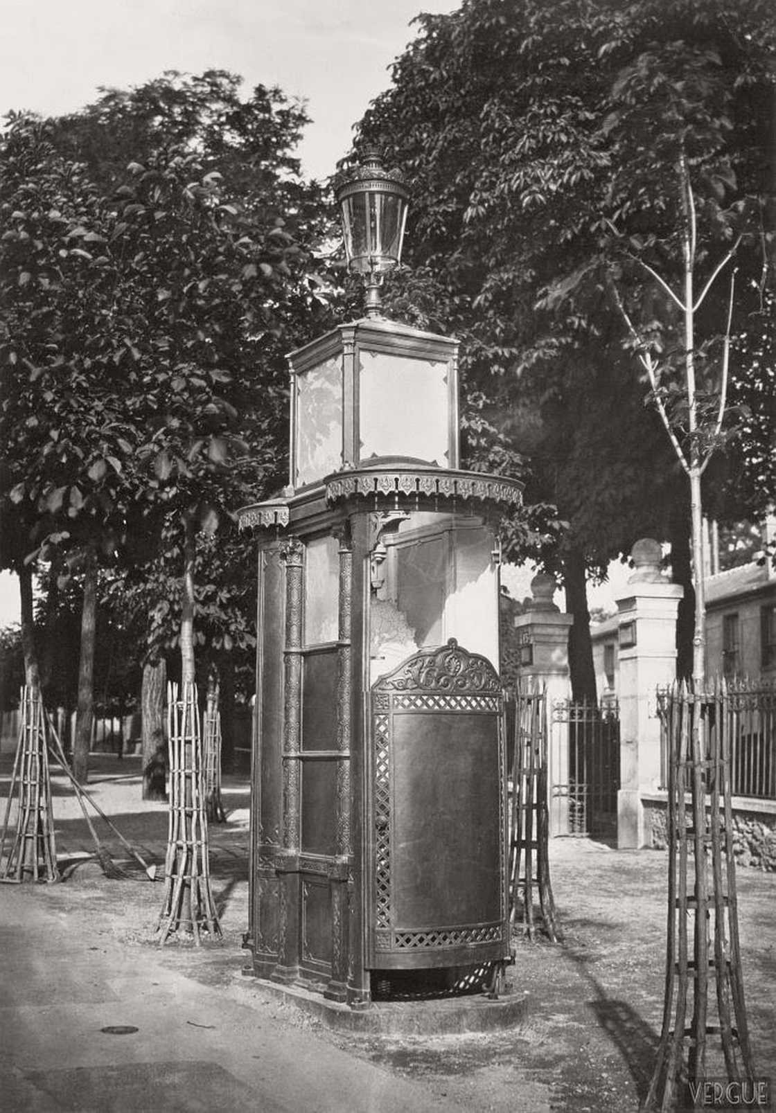 urinoir-paris-1860-charles-marville