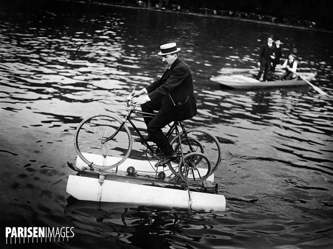 Homme traversant la Seine sur son vélo aquatique. Paris, 1910. Maurice-Louis Branger / Roger Viollet