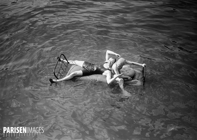 Pantomime nautique : expérience de matelas flottant sur la Seine. Paris, Juillet 1914. Maurice-Louis Branger, Roger Viollet