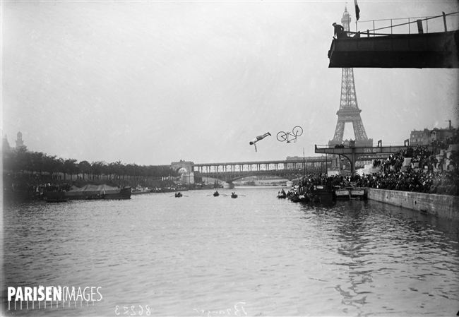 Delbord plongeant à bicyclette au championnat de France de plongeon. Paris, 22 juin 1913