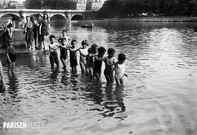 Guerre 1939-1945. Enfants se baignant dans la Seine. Paris, 11 juillet 1941. LAPI / Roger Viollet