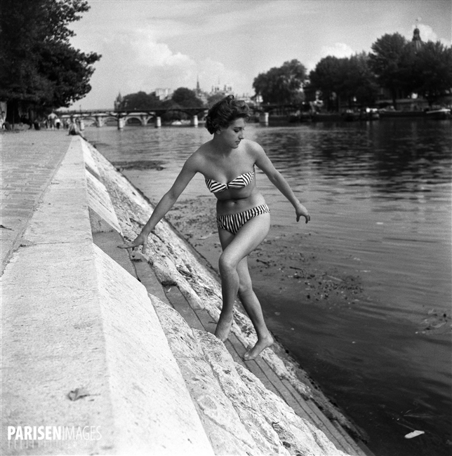 Jeune fille en bikini sur les Berges de la Seine. Paris, juillet 1955. Roger Viollet