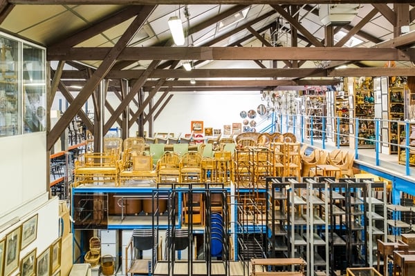 cinéma-vente-décor-tables-chaises