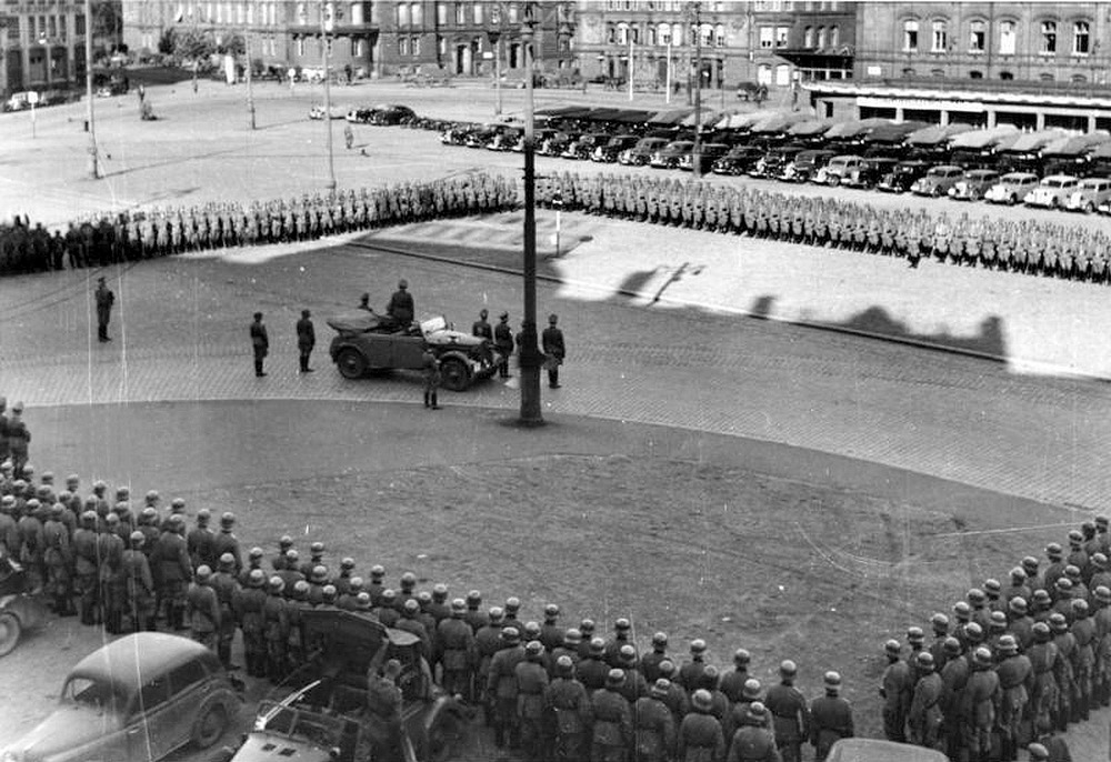 Parade militaire allemande devant la gare en .