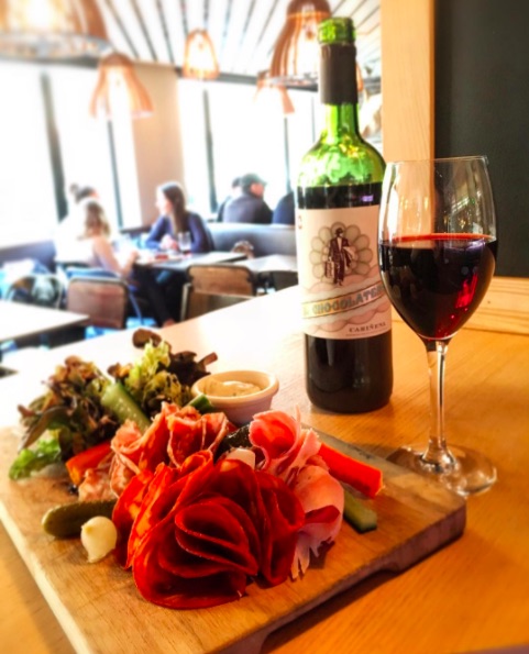 © Instagram/@wtfoxbar