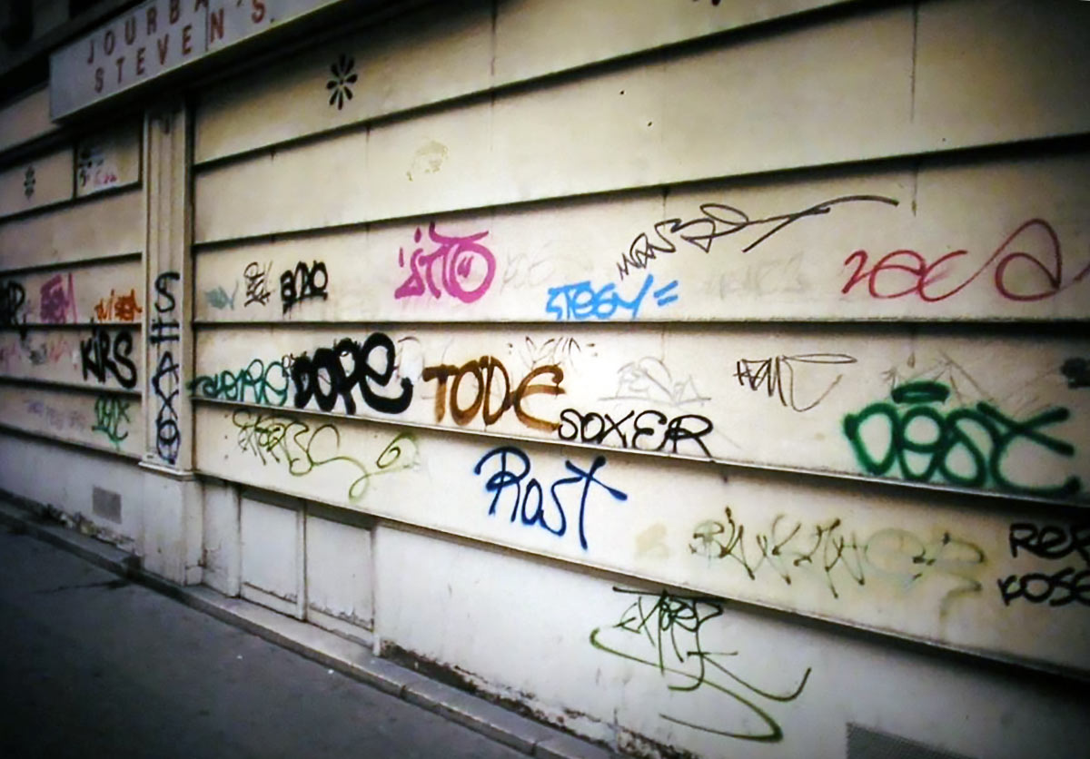 Paris recouvert de tags avant l’opération Murs Propres dans les 90's