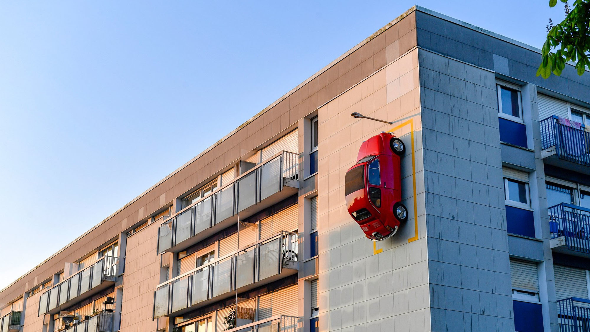 Une voiture garée au-dessus du vide sur la façade d'un immeuble : Royal de Luxe a encore frappé wnvazm4lh9