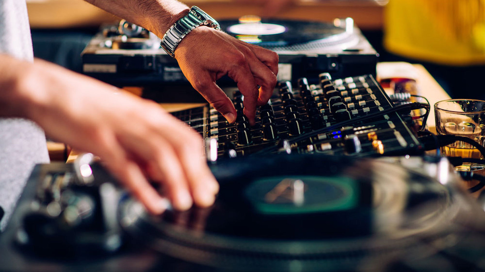 Le Discobar, le premier bar openplatines de Paris, ouvre ses portes à Belleville News Nuit
