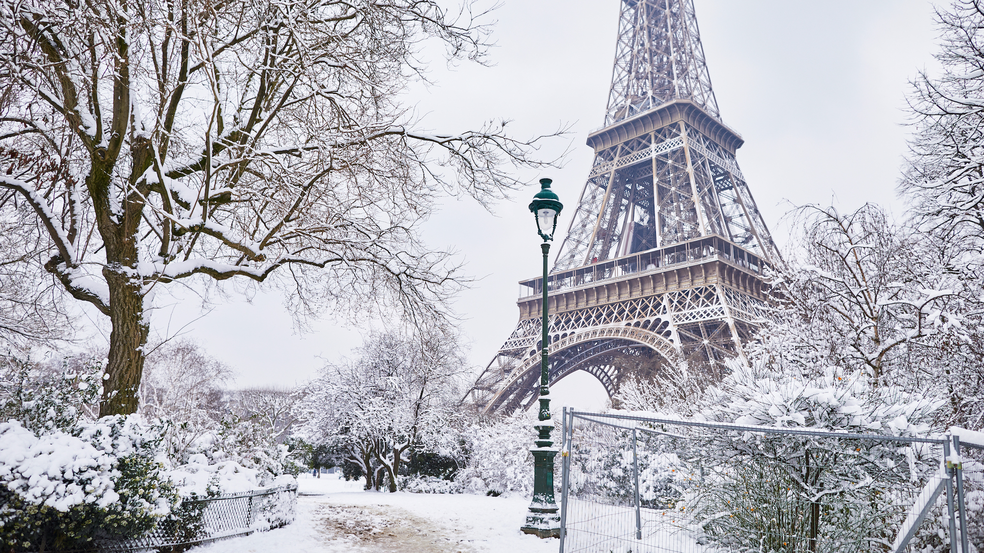 Une immense patinoire éphémère débarque en face de la Tour Eiffel 200