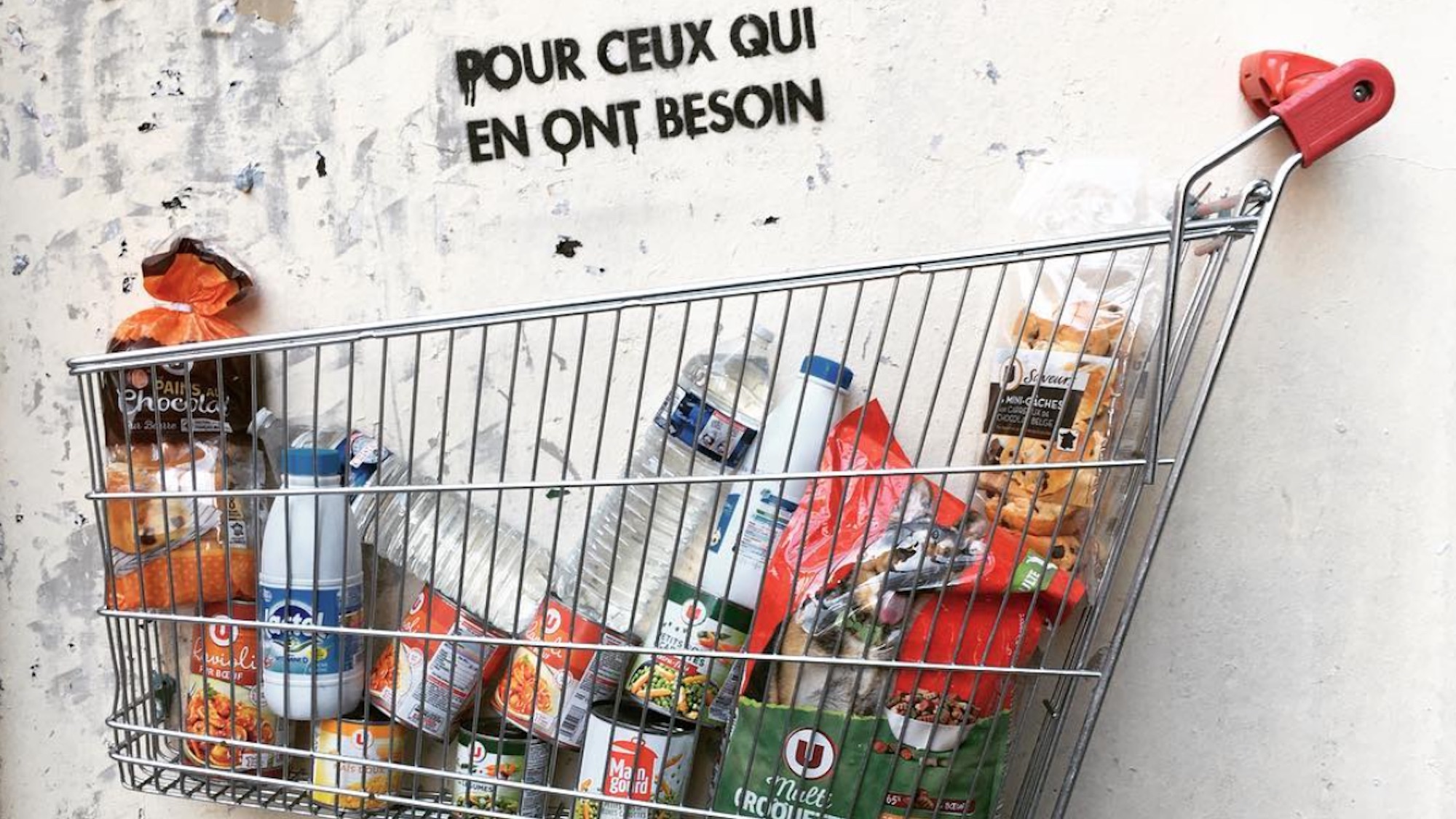 Un mystérieux caddie pour les plus démunis à Paris 6o1ghvboyz