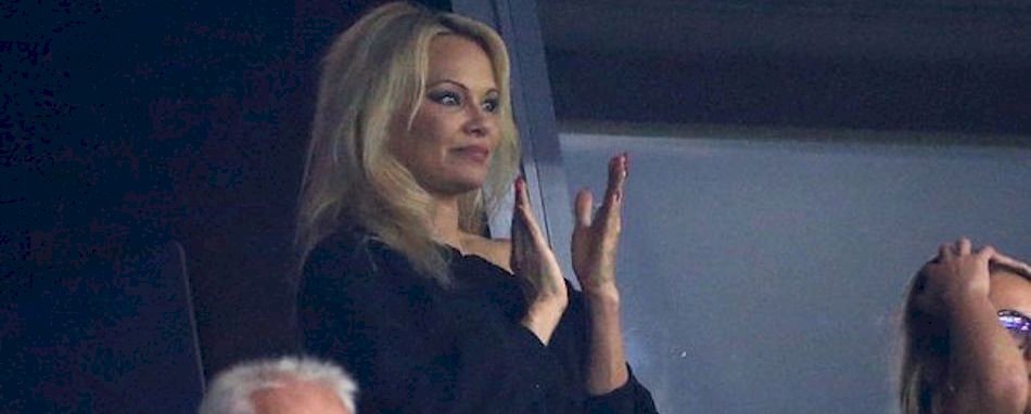 Pamela Anderson, nouvelle supportrice de l\'OM ! 3ymnnsxa28