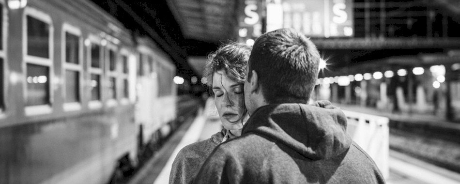 Les plus belles photos de baisers sur un quai de gare 5kk0zyzv9b