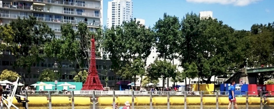 Vous avez déjà vu la tour Eiffel faite en chaises de bistrot à Paris ? 92kzvrp0zd