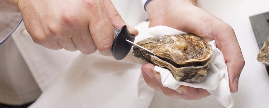 Le champion de France d\'ouverture d\'huîtres est... Marseillais ! 9p4infs568