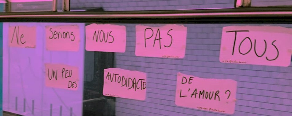 Elles collent des post-it pleins d’amour dans le métro parisien 9xd879ch5i