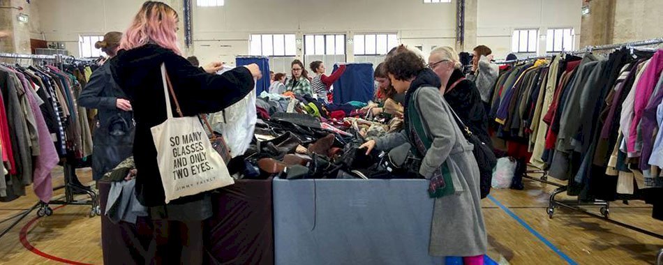 Méga vente au kilo d\'Emmaüs Alternatives à la Halle des Blancs Manteaux ! bg7d3kui17