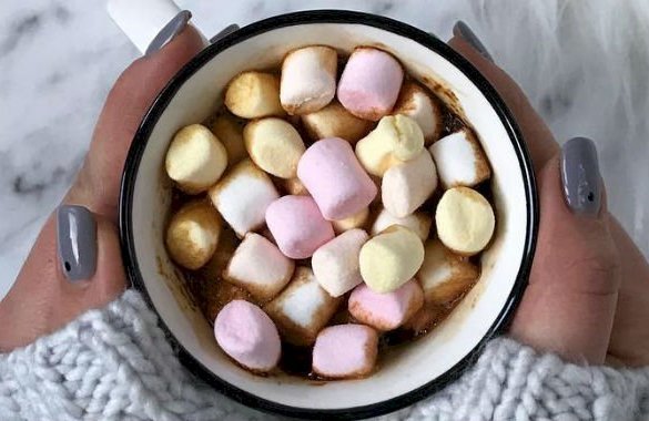 Chocolat chaud aux mini marshmallows et chocolat rapé facile et