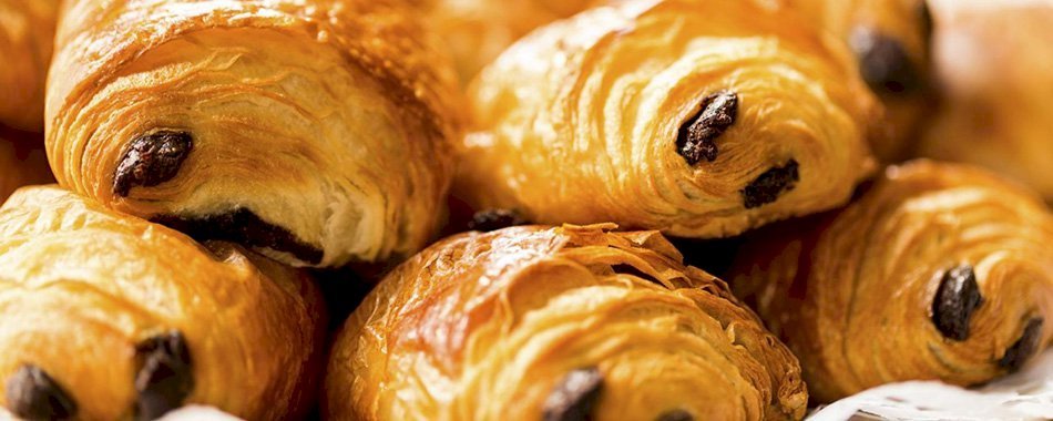 Un boulanger s\'amuse à créer le petit pain au chocolat à 0,15 cts de M. Copé gw68mvlil1