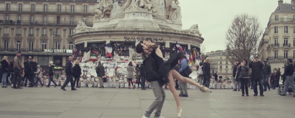 VIDÉO : Paris is kissing, de la danse et des baisers dans les rues de Paris hrit7gpd7s