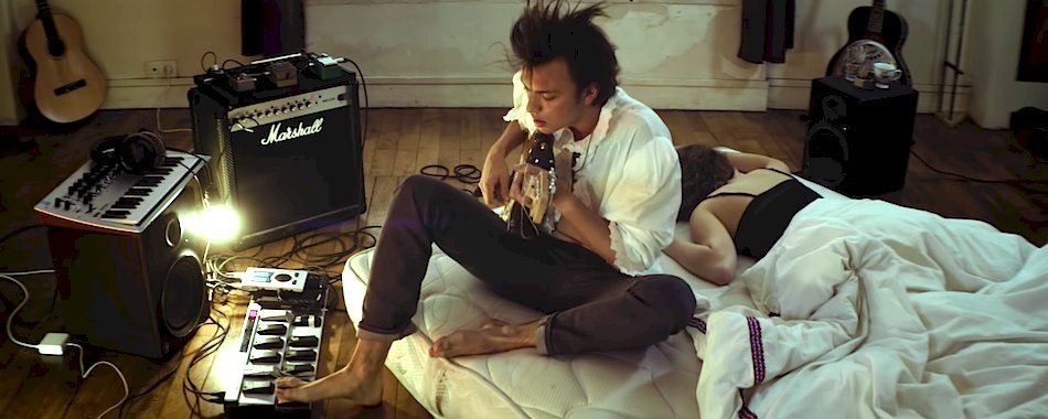 En écoute : Arthur Ely fête le 14-Juillet à sa façon dans son nouveau clip iauvc3tqri