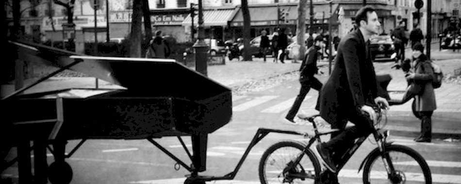 Déambulation en noir et blanc dans le Paris meurtri jz1defc2m1