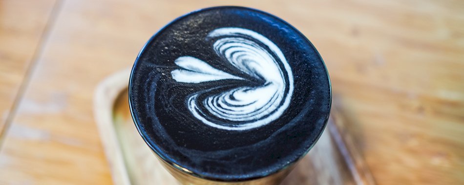 Bagel, glaces, macarons... Quand le charbon s'invite dans nos assiettes ! k0xm04nwvo