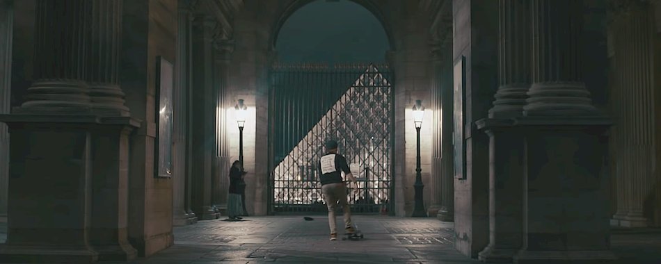 Un skater arpente Paris en longboard la nuit... c\'est beau ! kajrgzp5eb